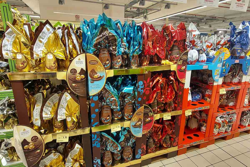 Chocolate eggs Easter Traditions in Italy
Image from https://www.greenme.it/tag/uova-di-pasqua/